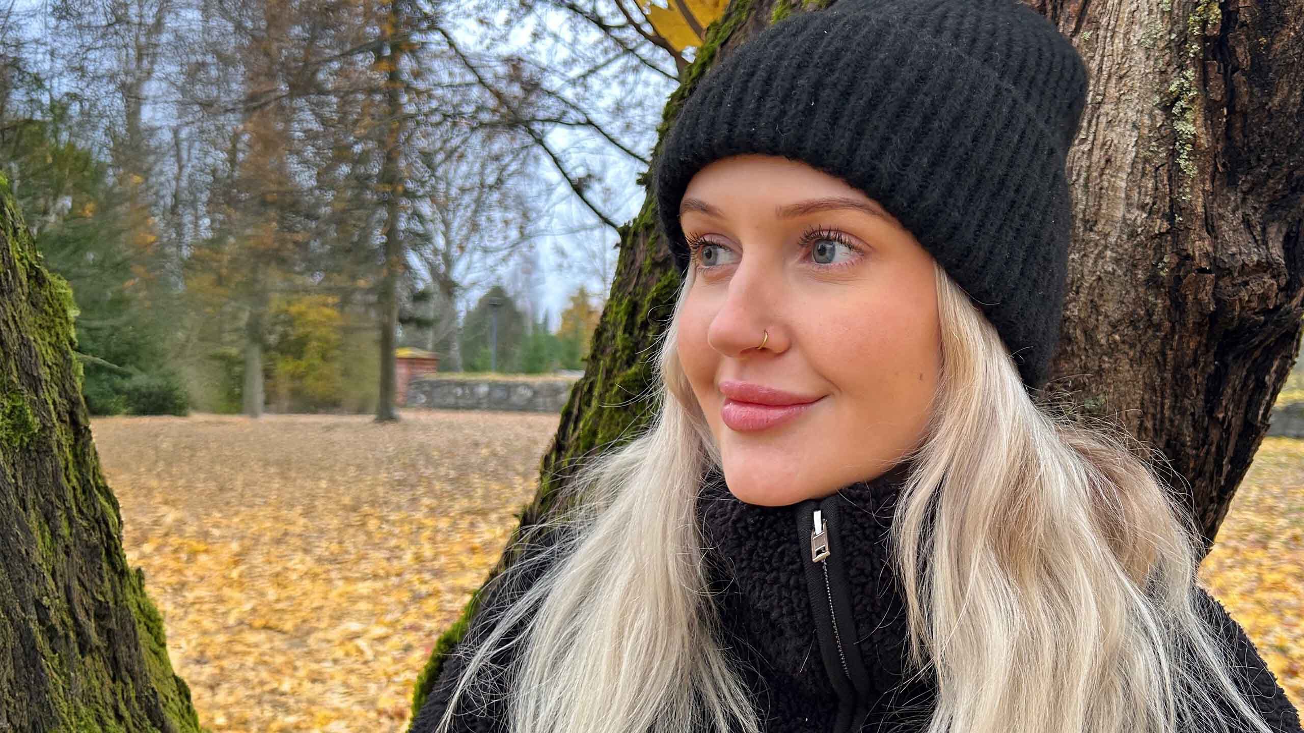 ICL-leikkauksessa k&auml;ynyt Josefina ulkona hymyillen